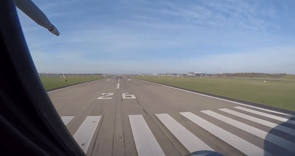 'Lực sĩ bay' A-400M của Pháp va chạm với vận tải cơ CC-150 Canada