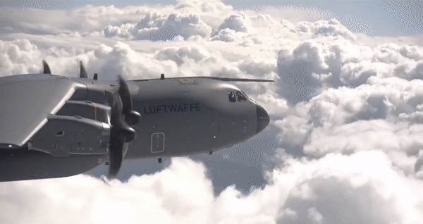 'Lực sĩ bay' A-400M của Pháp va chạm với vận tải cơ CC-150 Canada