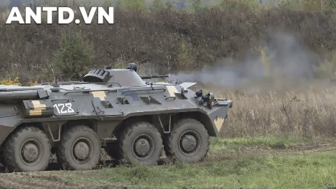 BTR-80 đang khai hỏa BTR-80 đang khai hỏa