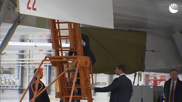 Tổng thống Putin bay trên máy bay ném bom chiến lược Tu-160M