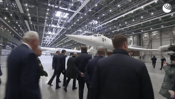 Tổng thống Putin bay trên máy bay ném bom chiến lược Tu-160M