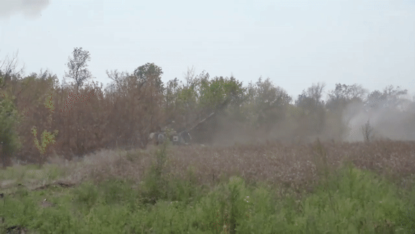 Pháo tự hành 2S3 Akatsiya Nga bị UAV TB-2 Ukraine phá hủy tại Kherson