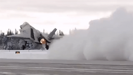 Tiêm kích tàng hình F-35A cất cánh