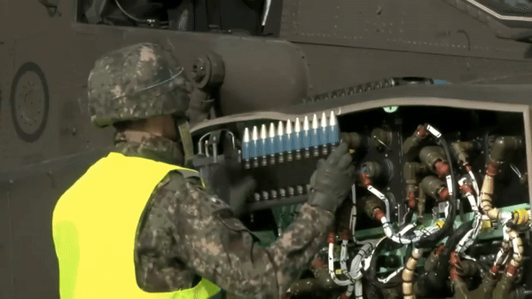 Trực thăng tấn công AH-64E Apache của Mỹ trình diễn khả năng tiêu diệt UAV