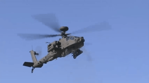 Trực thăng tấn công AH-64E Apache của Mỹ trình diễn khả năng tiêu diệt UAV