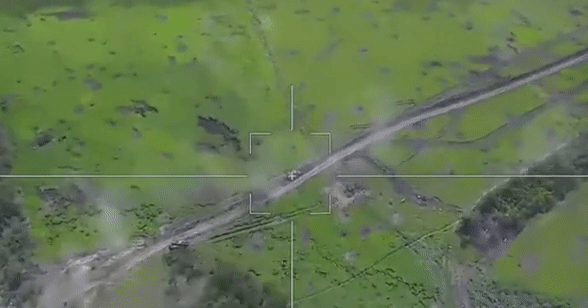 UAV tự sát Lancet Nga chọn đúng vị trí hiểm yếu trên xe tăng Leopard 2A6 để lao tới