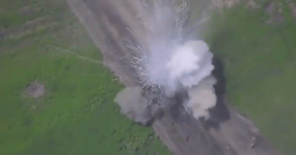 UAV tự sát Lancet Nga chọn đúng vị trí hiểm yếu trên xe tăng Leopard 2A6 để lao tới