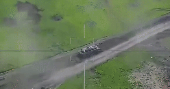 UAV tự sát Lancet Nga chọn đúng vị trí hiểm yếu trên xe tăng Leopard 2A6 để lao tới