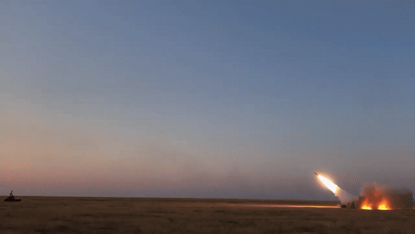 Cận cảnh tổ hợp phòng không Buk-M1 Nga đánh chặn tên lửa HIMARS