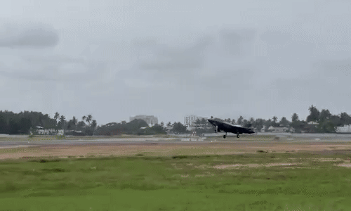 Tiêm kích F-35B cất cánh rời sân bay quốc tế Thiruvananthapuram ở bang Kerala, Ấn Độ, hôm 22/7.