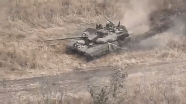 Xe tăng T-90M Nga khai hỏa về vị trí của Ukraine Xe tăng T-90M Nga khai hỏa về vị trí của Ukraine