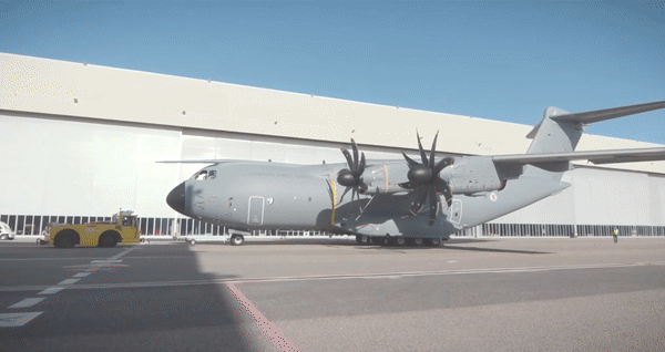 'Lực sĩ bay' A-400M của Pháp va chạm với vận tải cơ CC-150 Canada