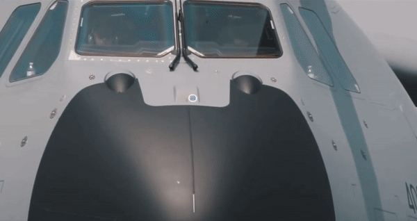 'Lực sĩ bay' A-400M của Pháp va chạm với vận tải cơ CC-150 Canada