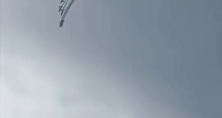 Hai phi công và một hành khách trên một máy bay bật dù thoát ra ngoài an toàn, được tìm thấy trong tình trạng tỉnh táo.