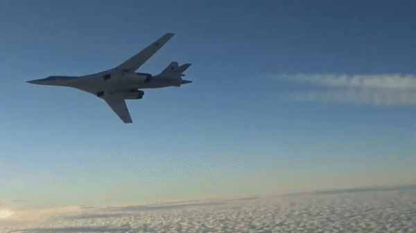 Vì sao Nga phải di tản 'Thiên nga trắng' Tu-160 tới tận vùng Viễn Đông xa xôi?