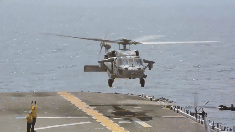 Trực thăng săn ngầm MH-60R Mỹ lần đầu bắn hạ UAV trên biển Đỏ