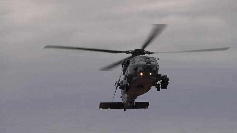 Trực thăng săn ngầm MH-60R Mỹ lần đầu bắn hạ UAV trên biển Đỏ