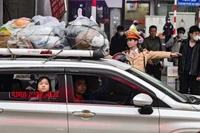 Công an Thủ đô nhịp nhàng từng mét vuông đường, mở lối xuân đón người dân quay lại thành phố