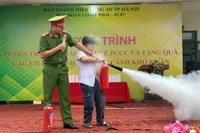 Sôi nổi chương trình tuyên truyền PCCC và tặng quà học sinh vùng ngoại thành