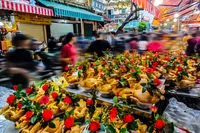 Chen chân đi "chợ nhà giàu" Hà Nội ngày cuối năm: Sắm gà luộc "ngậm hoa hồng" giá tiền triệu cúng Tết