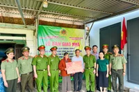 Ấm áp ngôi nhà nghĩa tình của chiến sĩ Công an Thủ đô trao tặng đồng bào Đắk Lắk