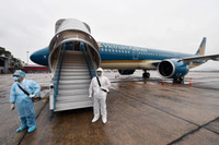 Cận cảnh hàng không xoay sở ứng phó giữa 