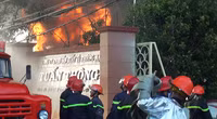 Hàng trăm Cảnh sát PCCC nỗ lực dập tắt đám cháy kéo dài hơn 4 giờ