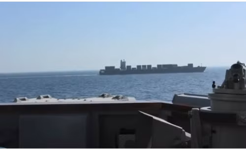 Khu trục hạm Mỹ nổ súng vào tàu hàng treo cờ Iran