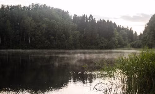 Máy bay không người lái rơi xuống hồ nước ở Latvia rồi phát nổ