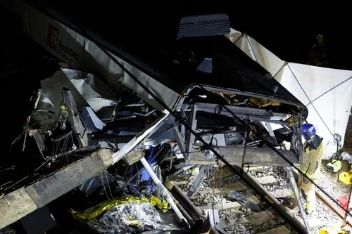 Bức tường bất ngờ đổ sập khiến lái tàu hoả tử vong