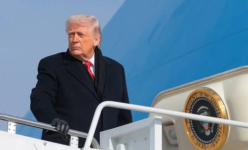 Chuyên cơ chở Tổng thống Mỹ Donald Trump gặp 'sự cố nhỏ về điện'