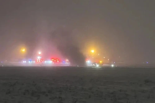 Mỹ: Máy bay chở 8 người bị lật ngửa trên đường băng