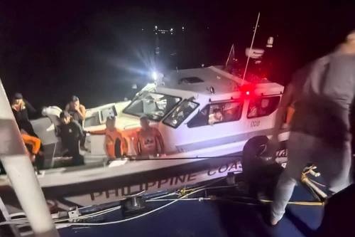 Chìm phà chở hơn 350 người ở Philippines