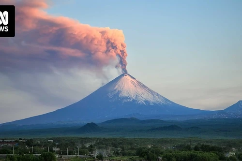 Núi lửa phun cột tro bụi khổng lồ lên không trung ở Nga