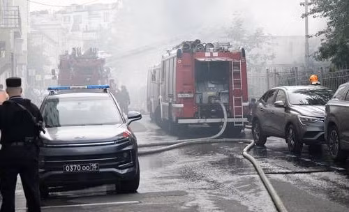 Tòa nhà chung cư ở Nga bị trúng mảnh vỡ tên lửa Ukraine