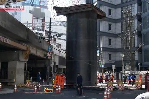 Ống thép khổng lồ trồi lên khoảng 13 mét khỏi mặt đường