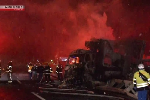 Công nhân làm việc xuyên đêm để thông xe trở lại sau tai nạn liên hoàn trên cao tốc