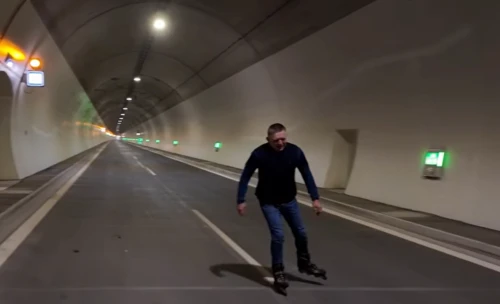 Thủ tướng Slovakia trượt patin qua đường hầm cao tốc