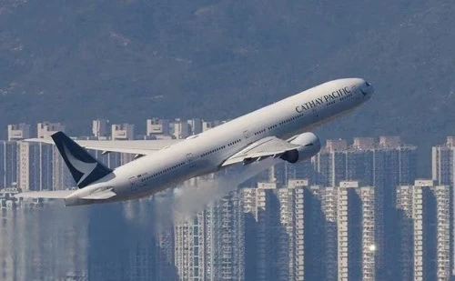 Bắt giữ nam hành khách cố gắng mở cửa máy bay giữa không trung