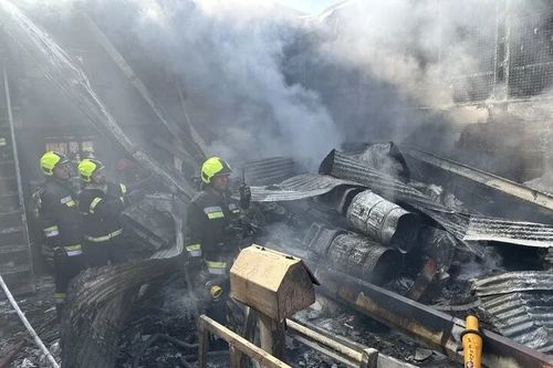 Trực thăng quân sự lao xuống chợ rau quả ở Iran, 4 người tử nạn