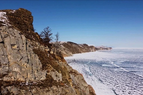 Xe chở du khách Trung Quốc lao xuống hồ Baikal, ít nhất 7 người tử vong