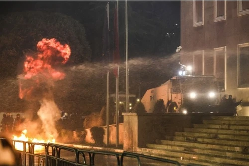 Người biểu tình ném bom xăng vào Văn phòng Thủ tướng Albania