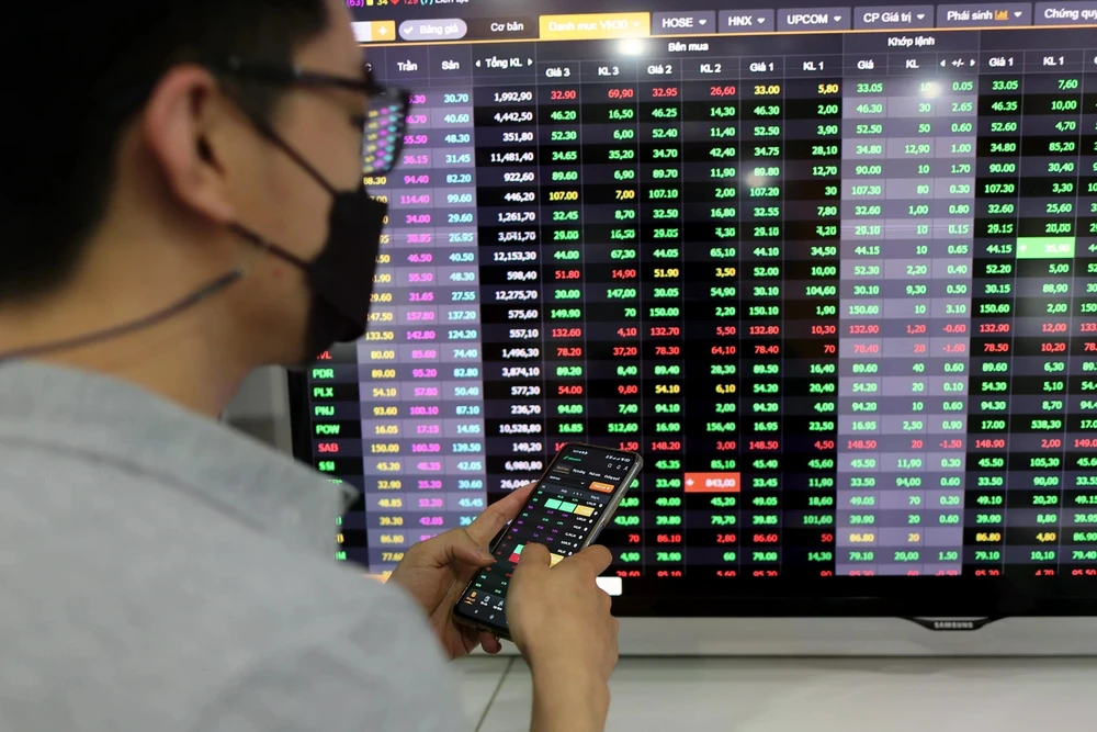 Chứng khoán chưa hết “xanh vỏ, đỏ lòng”, cổ phiếu Vingroup “gánh” chỉ số