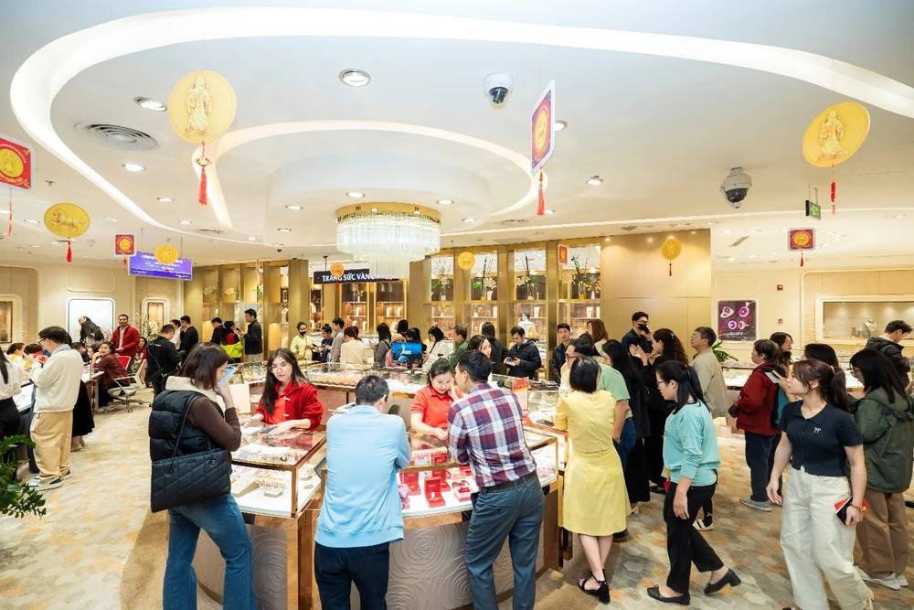 Người dân “đội mưa” mua vàng Thần Tài, doanh nghiệp trang bị máy bán vàng tự động