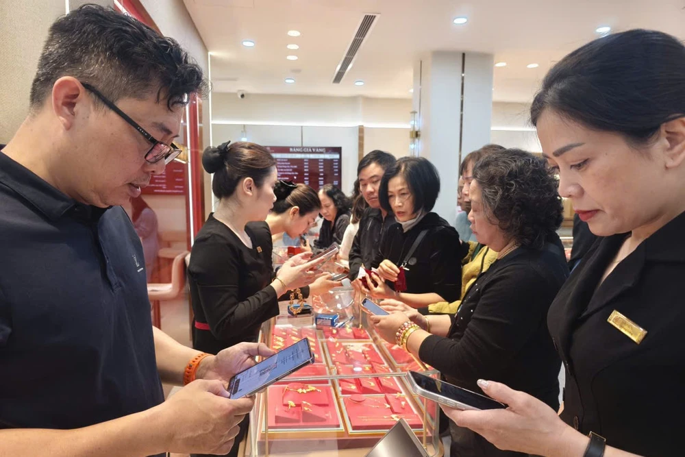 Giá vàng cao chót vót, vàng mini "cháy hàng" ngày vía Thần Tài