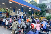 Xếp hàng mua xăng, dầu về tích trữ để dùng dần có bị xử phạt?