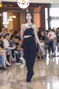 Xuất hiện gương mặt giống hệt Hoàng Thùy