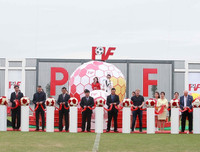 Giggs và Scholes thích thú xem đội trẻ PVF đánh bại mầm non giải Ngoại hạng Anh