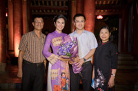 Lần hiếm hoi chồng sắp cưới sánh vai với Hoa hậu Ngọc Hân trước công chúng