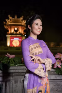 Lần hiếm hoi chồng sắp cưới sánh vai với Hoa hậu Ngọc Hân trước công chúng